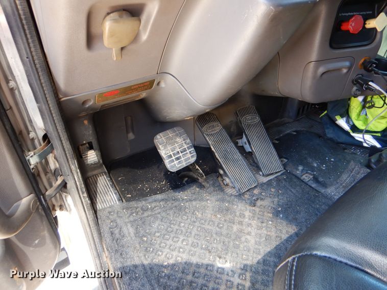 image for item LS9156 2013 Peterbilt 388  semi truck