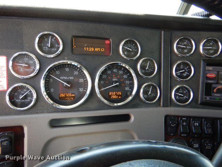 image for item LS9156 2013 Peterbilt 388  semi truck