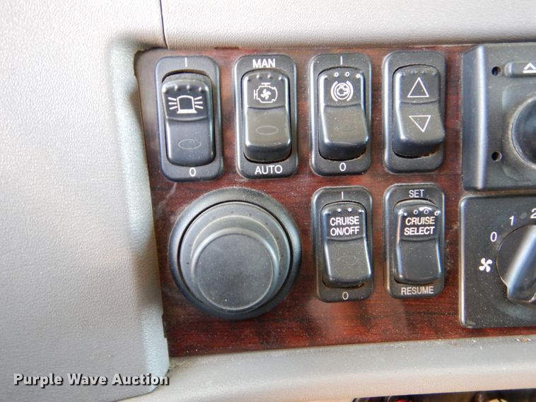 image for item LS9156 2013 Peterbilt 388  semi truck