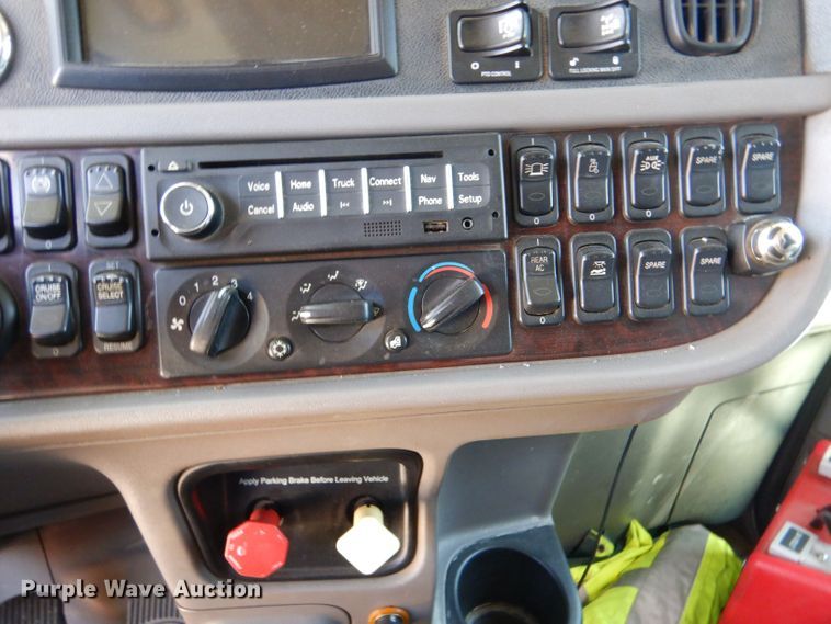 image for item LS9156 2013 Peterbilt 388  semi truck