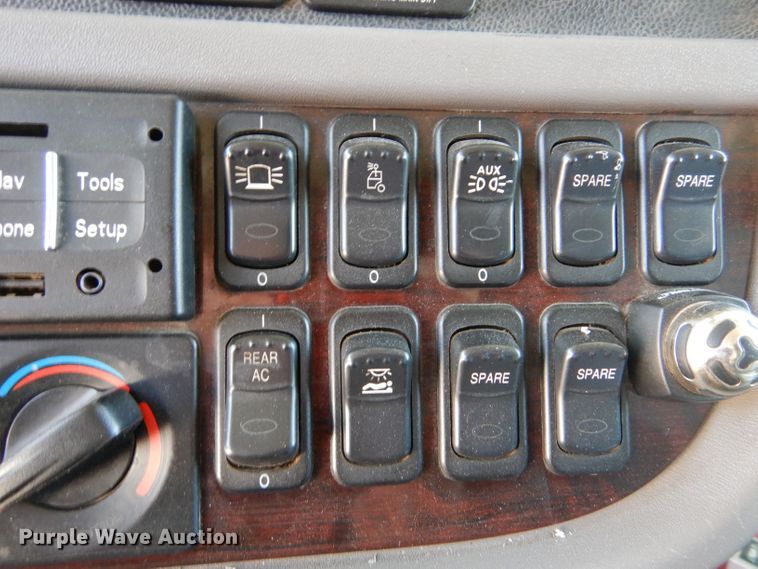 image for item LS9156 2013 Peterbilt 388  semi truck