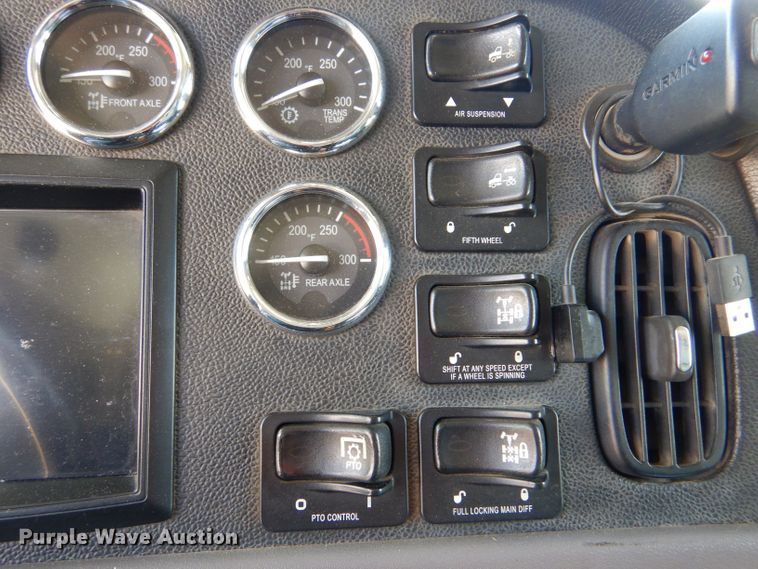 image for item LS9156 2013 Peterbilt 388  semi truck