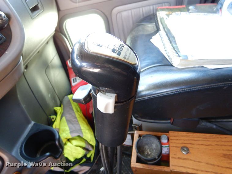 image for item LS9156 2013 Peterbilt 388  semi truck