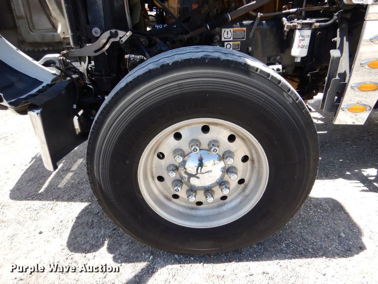 image for item LS9156 2013 Peterbilt 388  semi truck