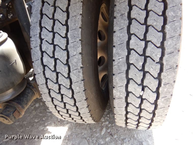 image for item LS9156 2013 Peterbilt 388  semi truck