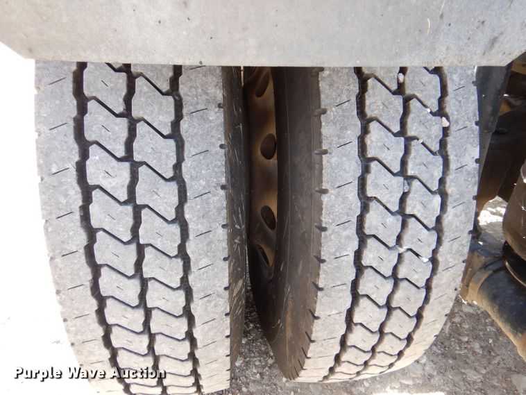 image for item LS9156 2013 Peterbilt 388  semi truck