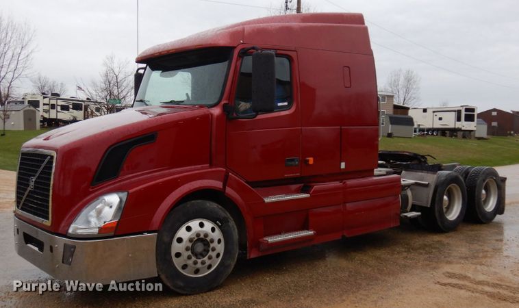 image for item MF9563 2006 Volvo VNL  semi truck