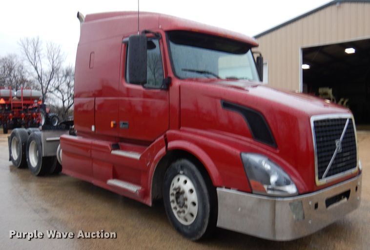 image for item MF9563 2006 Volvo VNL  semi truck