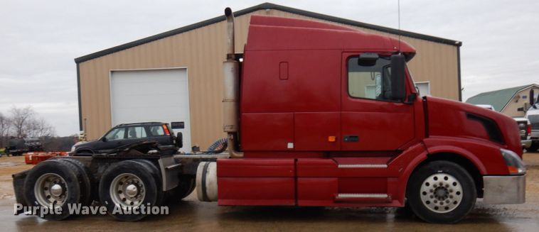 image for item MF9563 2006 Volvo VNL  semi truck