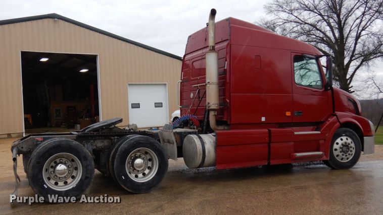 image for item MF9563 2006 Volvo VNL  semi truck