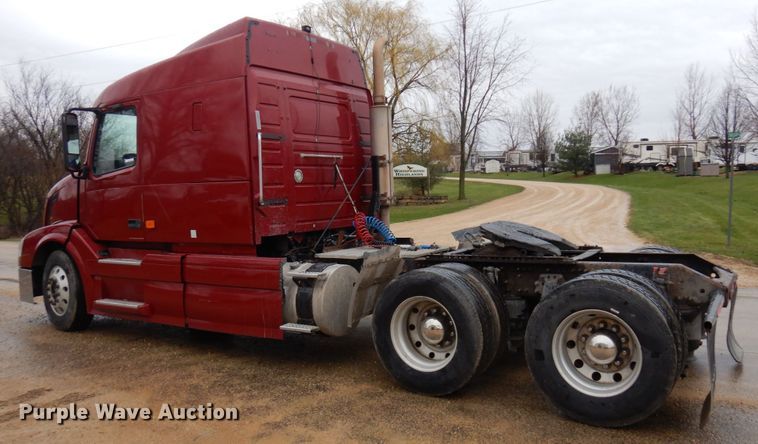 image for item MF9563 2006 Volvo VNL  semi truck