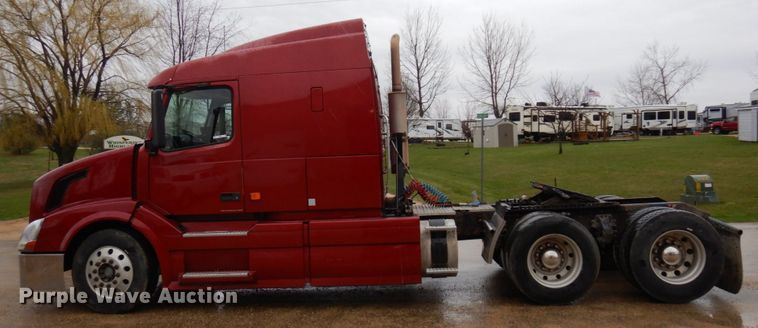 image for item MF9563 2006 Volvo VNL  semi truck