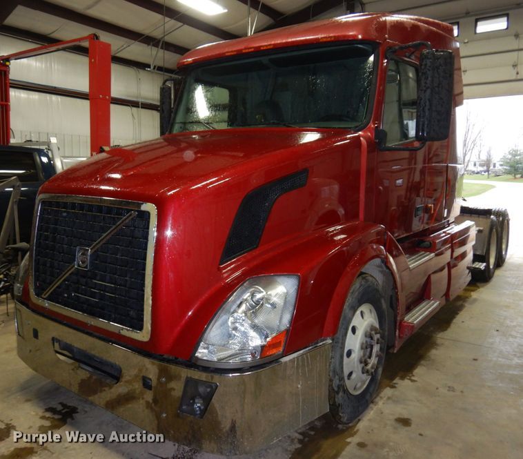 image for item MF9563 2006 Volvo VNL  semi truck