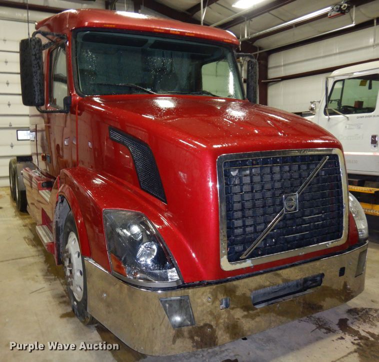 image for item MF9563 2006 Volvo VNL  semi truck