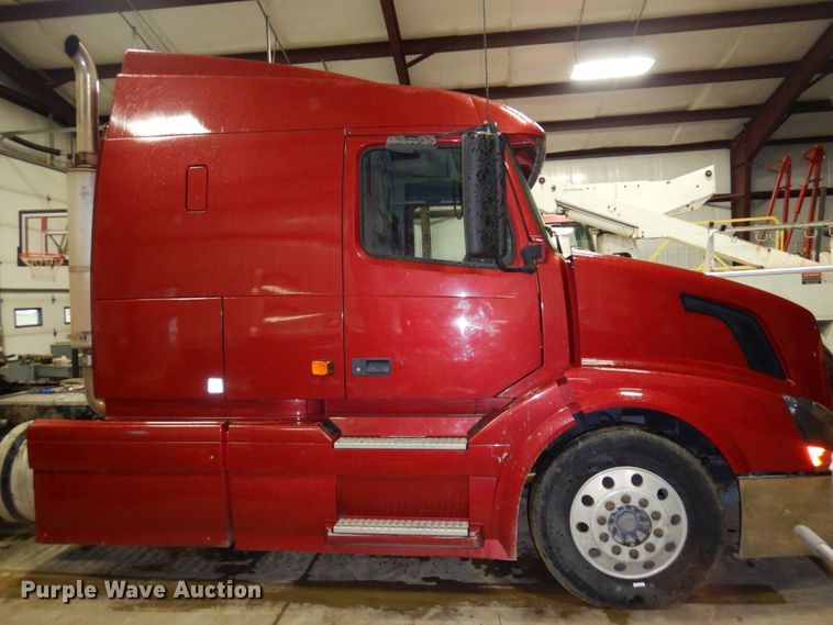 image for item MF9563 2006 Volvo VNL  semi truck