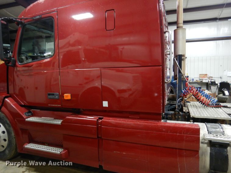 image for item MF9563 2006 Volvo VNL  semi truck