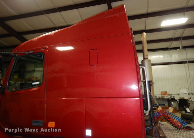 image for item MF9563 2006 Volvo VNL  semi truck