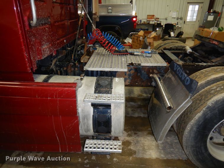 image for item MF9563 2006 Volvo VNL  semi truck