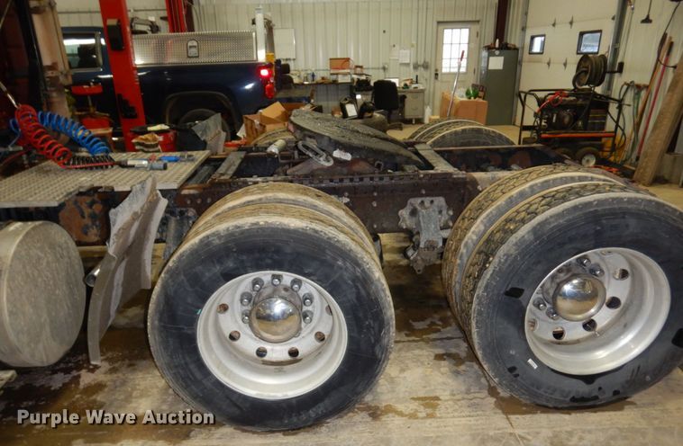 image for item MF9563 2006 Volvo VNL  semi truck