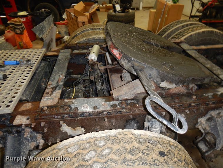 image for item MF9563 2006 Volvo VNL  semi truck