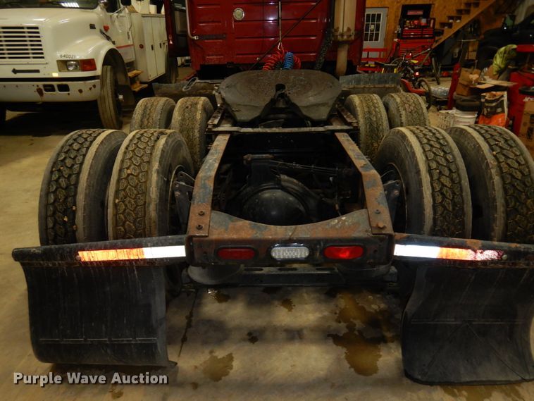 image for item MF9563 2006 Volvo VNL  semi truck