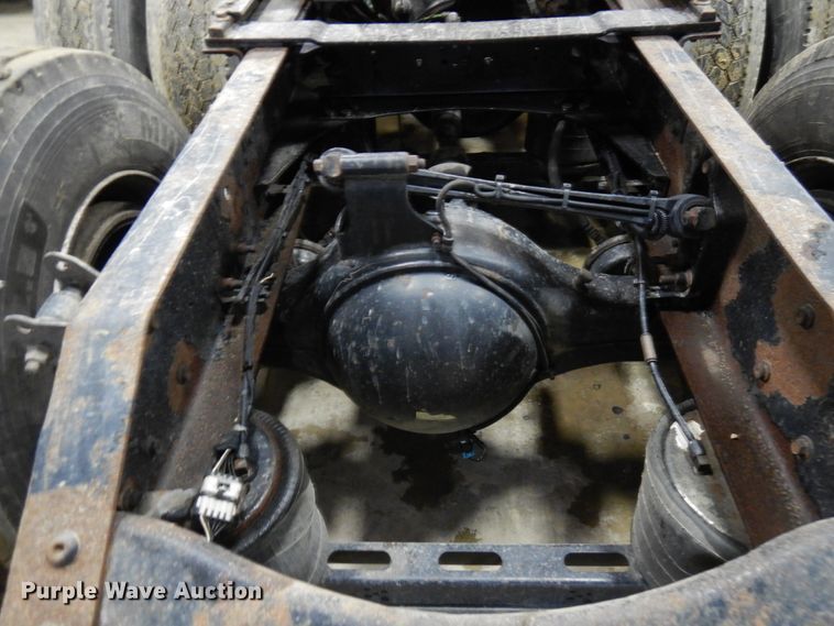 image for item MF9563 2006 Volvo VNL  semi truck