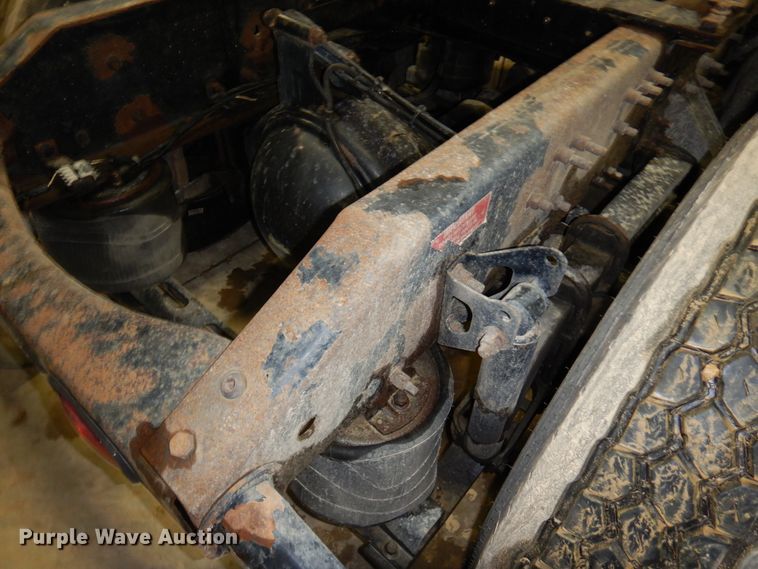 image for item MF9563 2006 Volvo VNL  semi truck