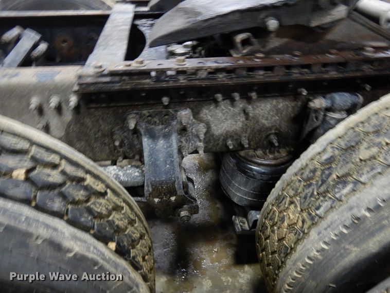 image for item MF9563 2006 Volvo VNL  semi truck