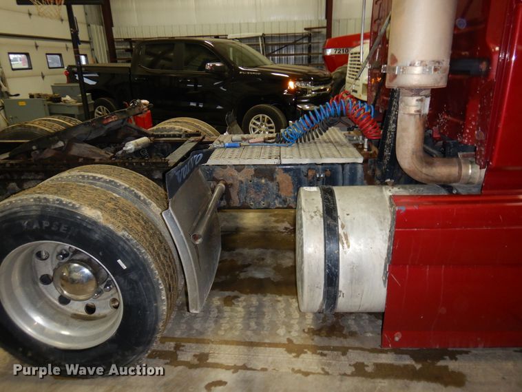 image for item MF9563 2006 Volvo VNL  semi truck