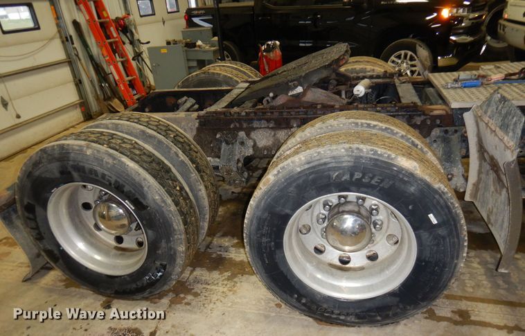 image for item MF9563 2006 Volvo VNL  semi truck