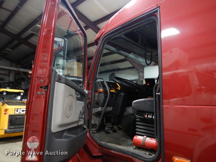 image for item MF9563 2006 Volvo VNL  semi truck