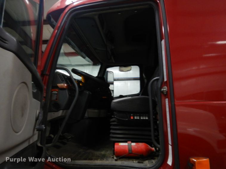 image for item MF9563 2006 Volvo VNL  semi truck