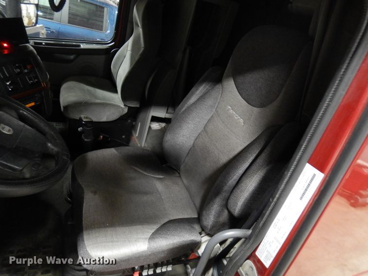 image for item MF9563 2006 Volvo VNL  semi truck