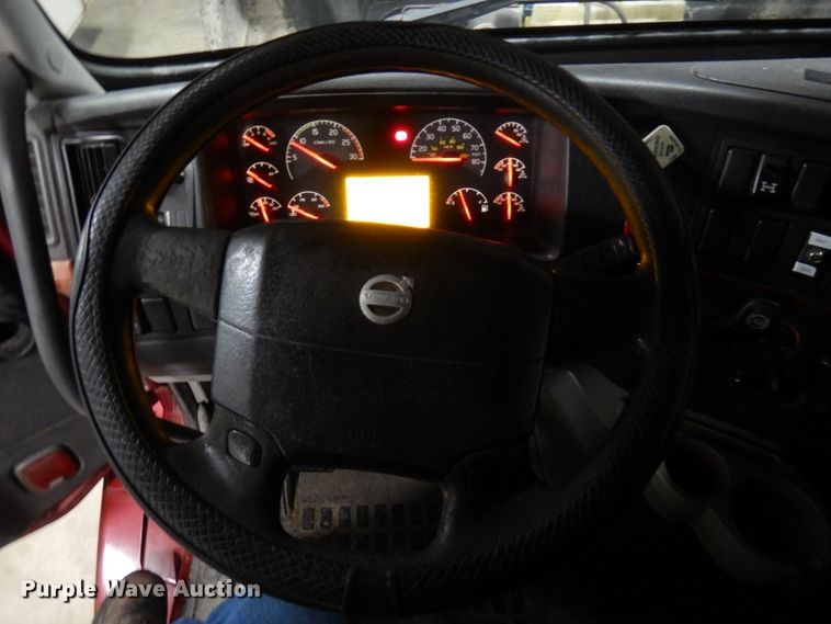 image for item MF9563 2006 Volvo VNL  semi truck