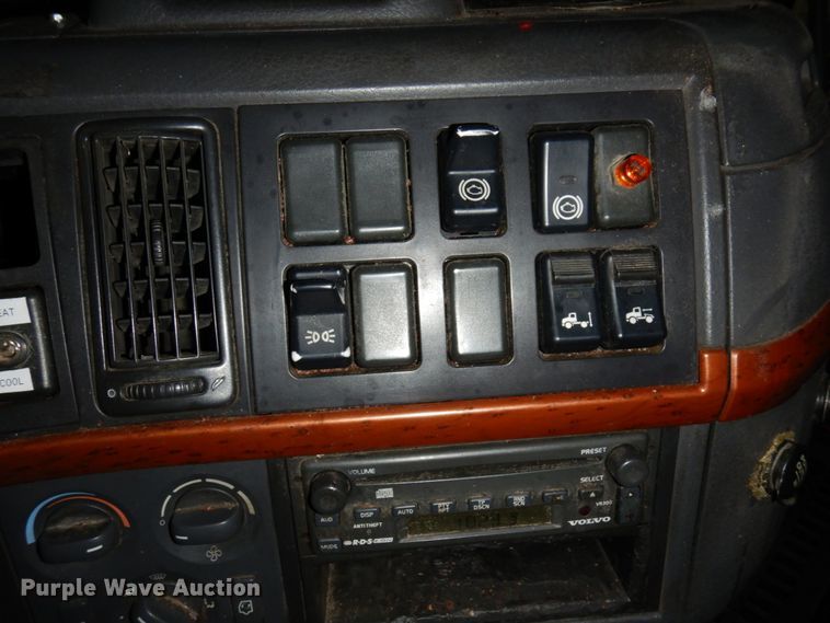 image for item MF9563 2006 Volvo VNL  semi truck