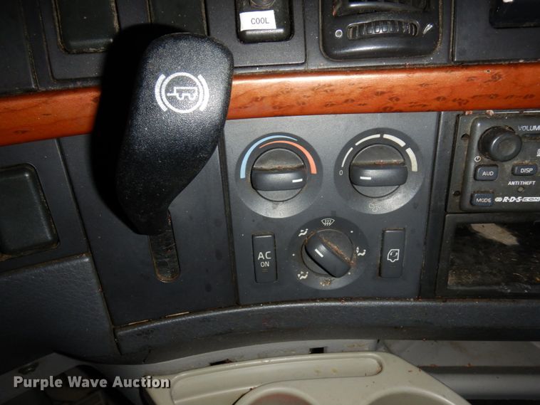 image for item MF9563 2006 Volvo VNL  semi truck