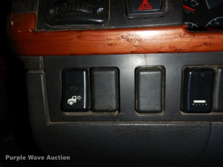 image for item MF9563 2006 Volvo VNL  semi truck