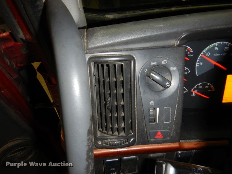 image for item MF9563 2006 Volvo VNL  semi truck