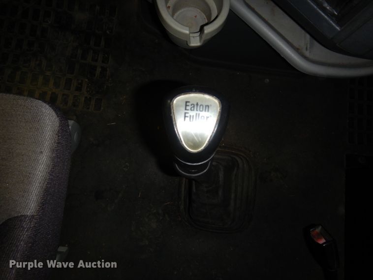 image for item MF9563 2006 Volvo VNL  semi truck