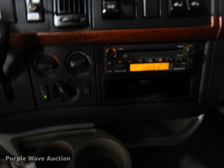 image for item MF9563 2006 Volvo VNL  semi truck