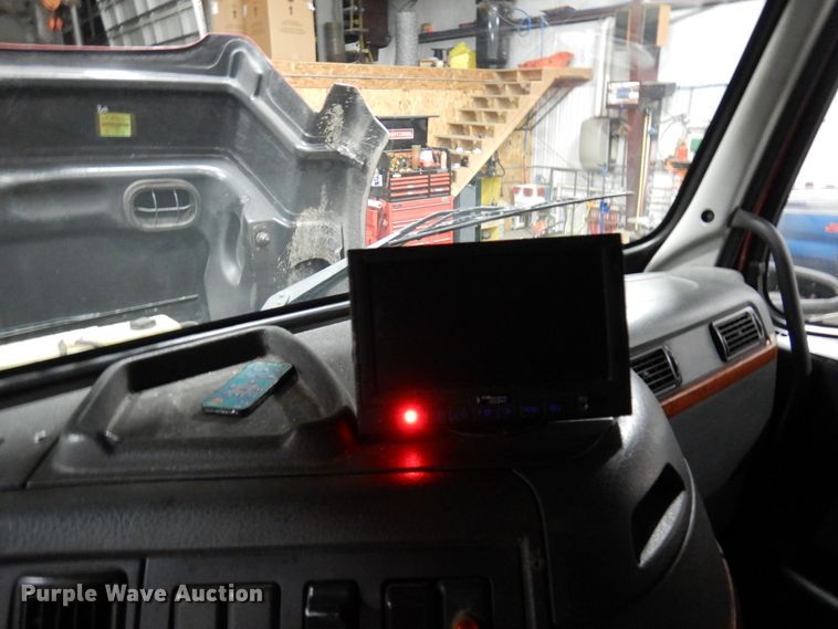 image for item MF9563 2006 Volvo VNL  semi truck