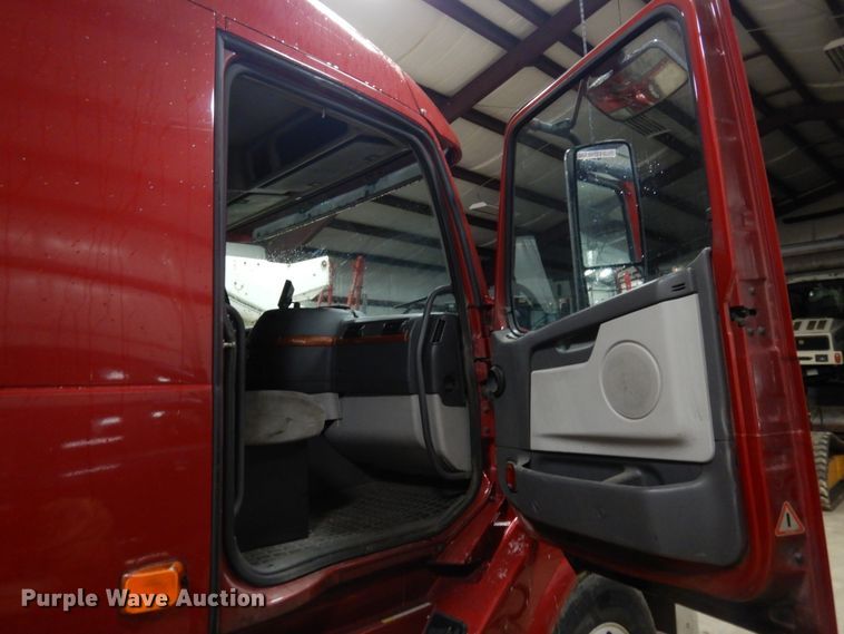 image for item MF9563 2006 Volvo VNL  semi truck