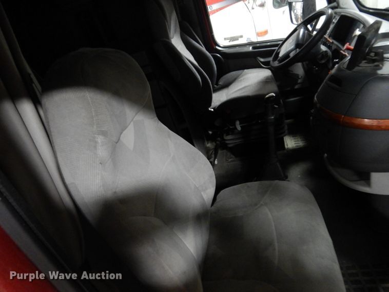 image for item MF9563 2006 Volvo VNL  semi truck