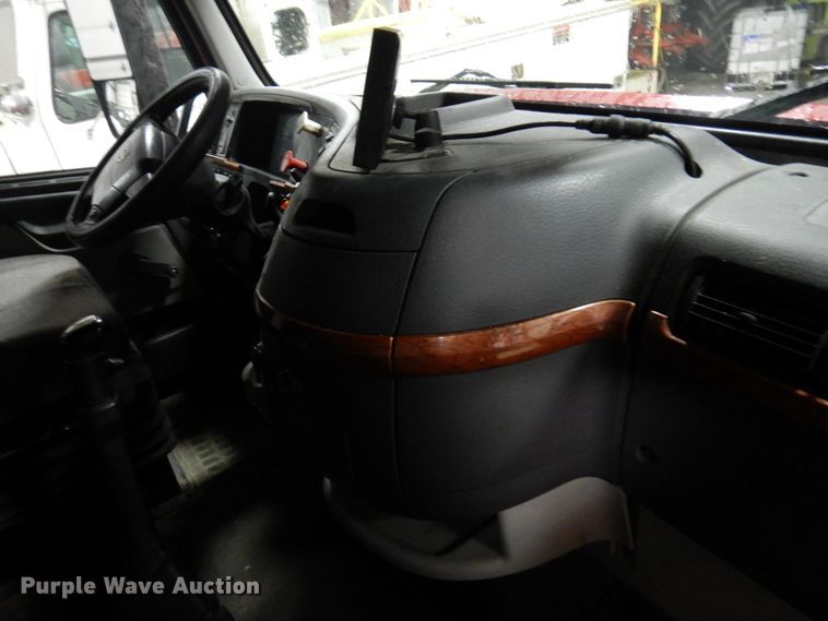 image for item MF9563 2006 Volvo VNL  semi truck