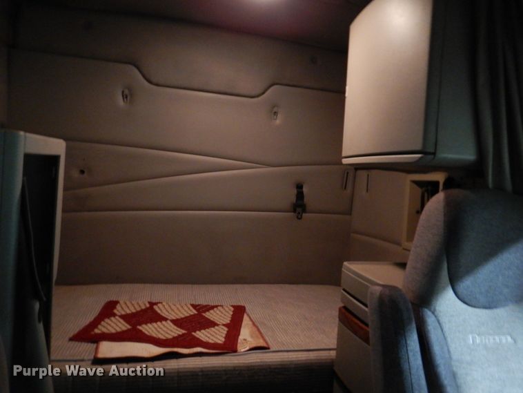 image for item MF9563 2006 Volvo VNL  semi truck