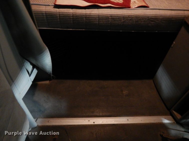 image for item MF9563 2006 Volvo VNL  semi truck