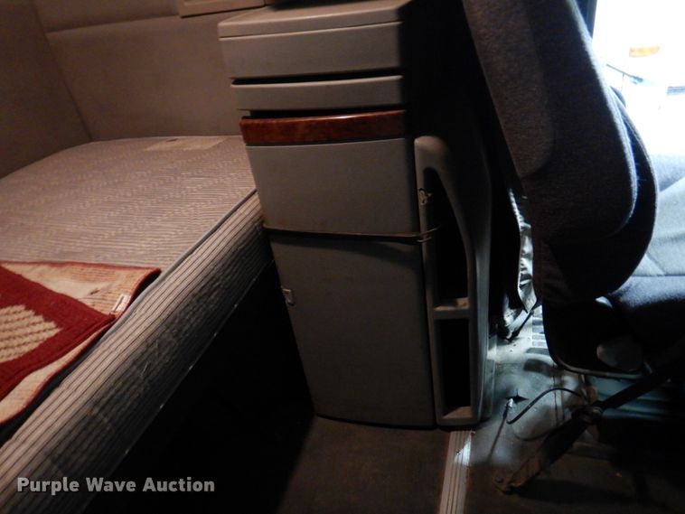 image for item MF9563 2006 Volvo VNL  semi truck