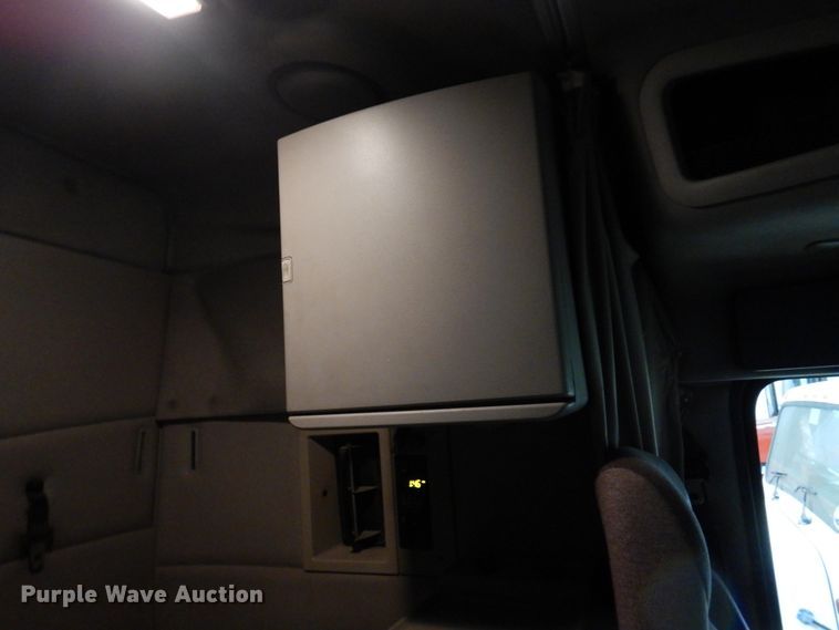 image for item MF9563 2006 Volvo VNL  semi truck