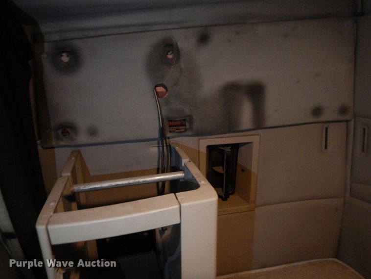 image for item MF9563 2006 Volvo VNL  semi truck