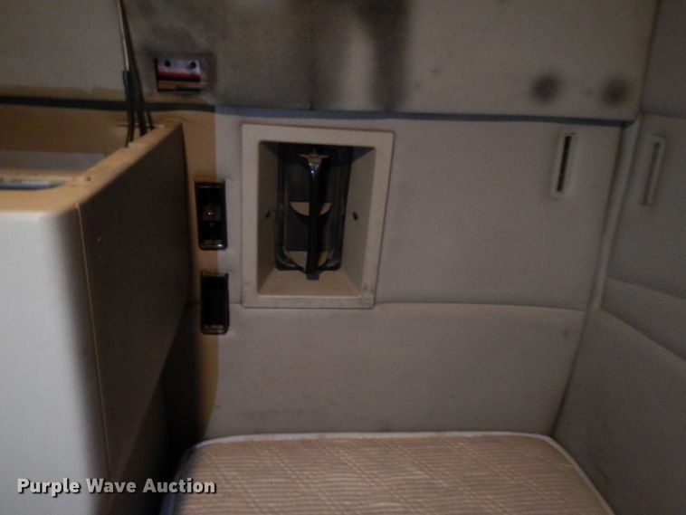 image for item MF9563 2006 Volvo VNL  semi truck